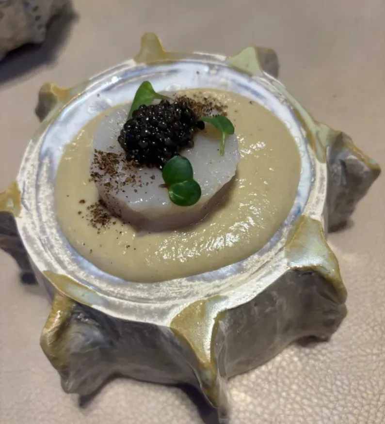 Pearlescent scallop with caviar in sculptural ceramic