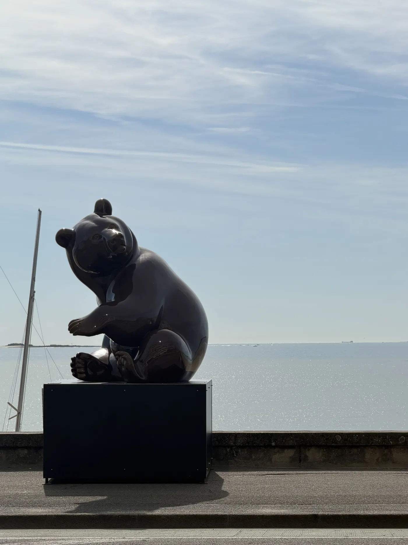 Bear sculpture facing the sea at La Baule